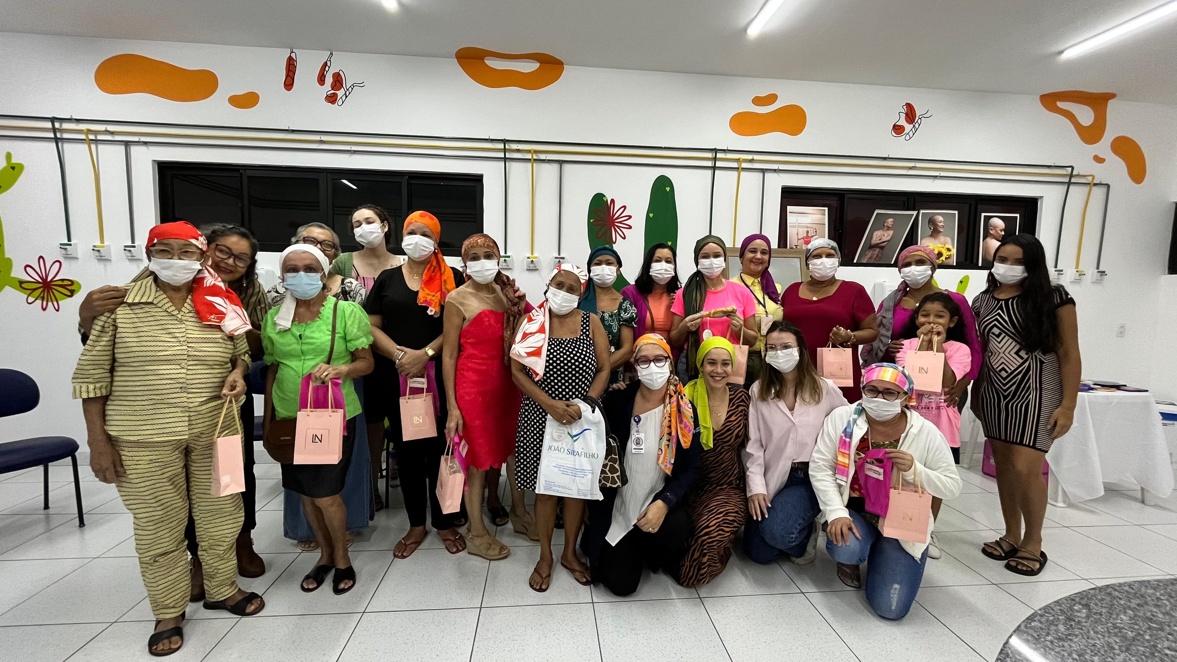 Pacientes oncológicas participam de oficina de amarração de lenço e automaquiagem no HMB